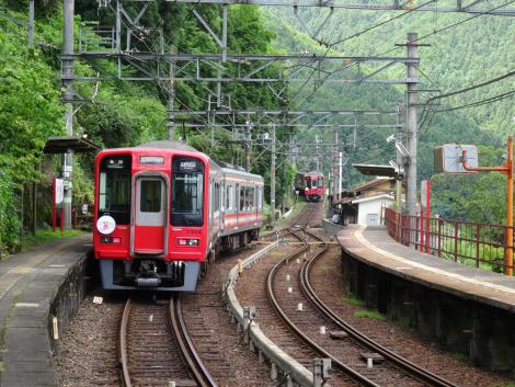 上古沢駅で列車交換