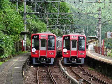 上古沢駅で列車交換