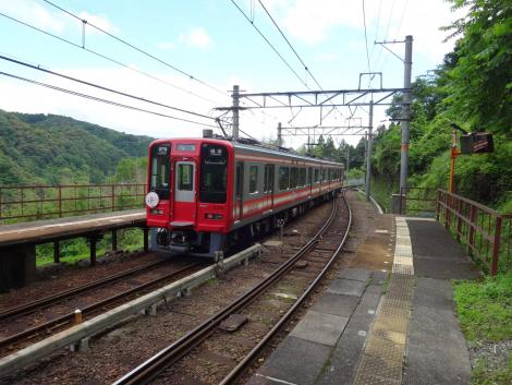 上古沢駅で列車交換