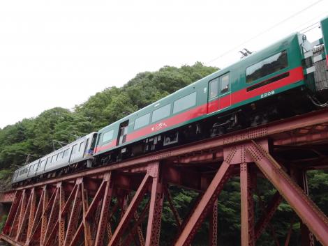 天空が丹生川橋梁をわたる