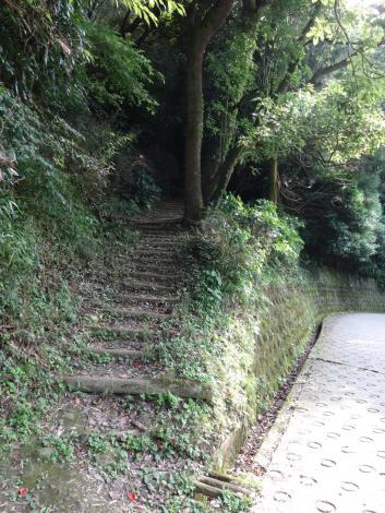 神津嶽方面への山道