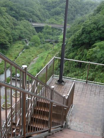 石井ダムを下りる