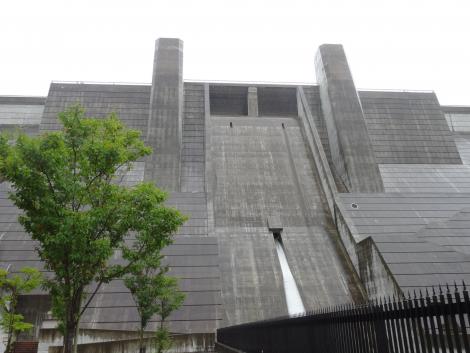 ダムを見上げる