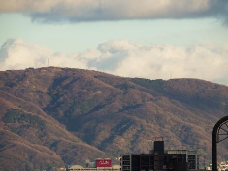 自分の部屋からの生駒山地（晴れた冬の夕方）