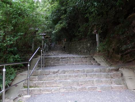 大神神社裏手の道