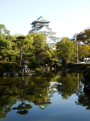日本庭園の逆さ天守閣