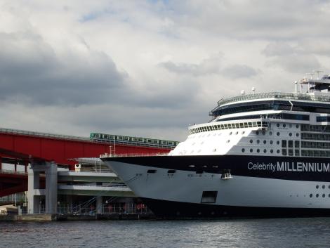 ポートライナーとCelebrity Millennium