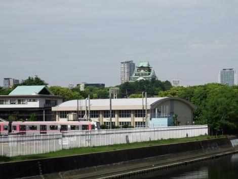 天守閣と大阪メトロ千日前線25系