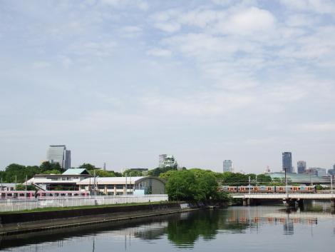 天守閣と大阪メトロ千日前線25系とJR西323系