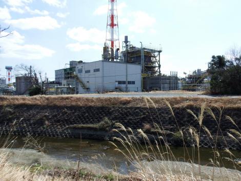 天白川沿いの工場