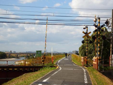 土手の踏切