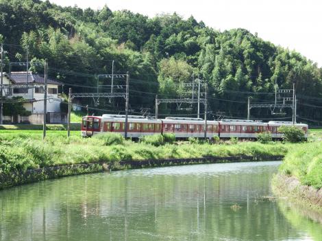 竜田川と近鉄電車