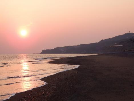 岩代の浜の夕日と特急くろしお
