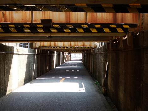 JR西 東淀川駅近くの跨道橋