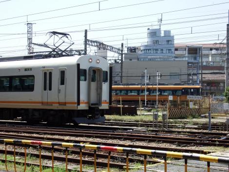 アーバンライナー中間車と16000系特急