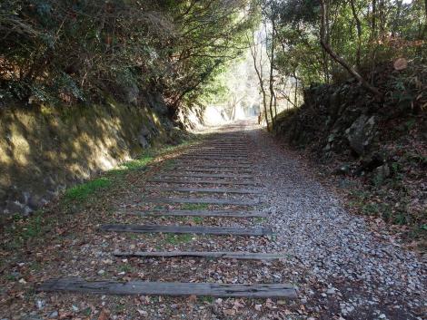 枕木の残る廃線跡