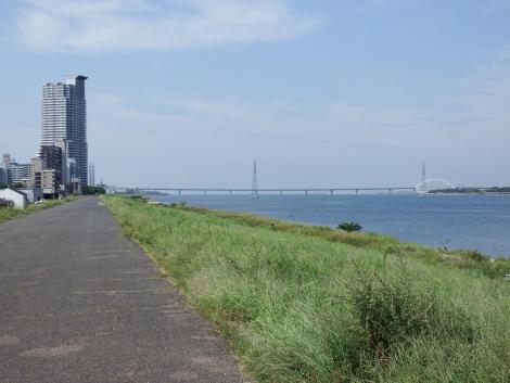 淀川河口近く左岸の土手道