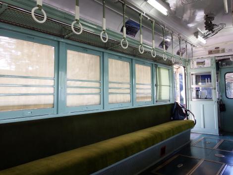 琴電120号車内