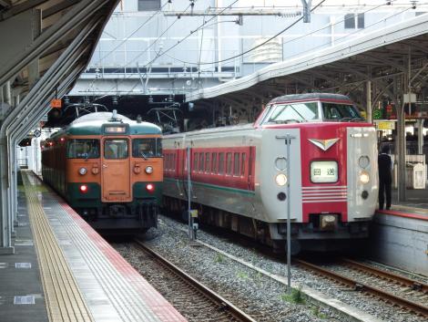 JR西 115系と381系