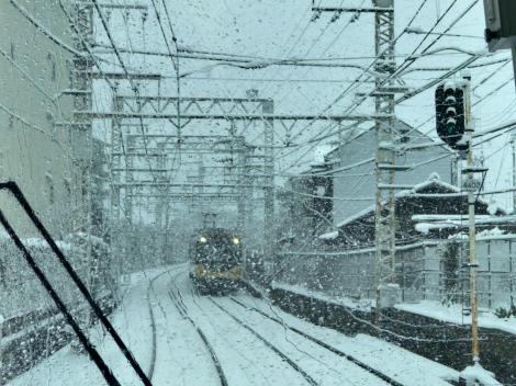 吹雪の中の京阪特急