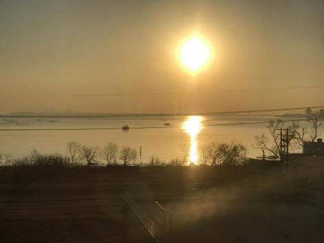 琵琶湖の朝日