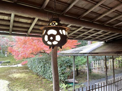 離れ茶室の吊り灯篭