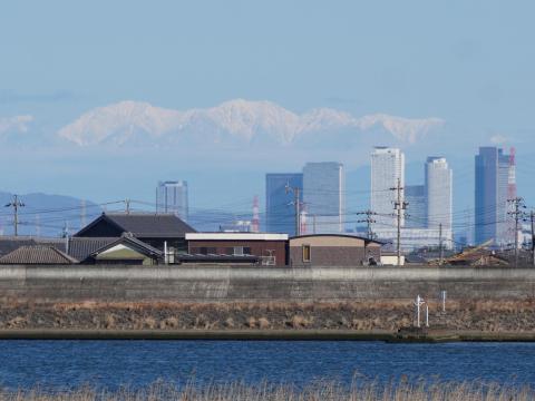 名古屋の摩天楼と中央アルプス