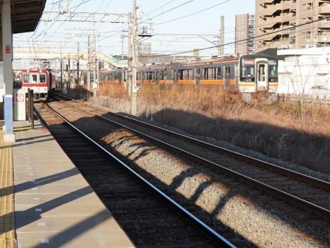 近鉄2000系とJR東海快速みえ
