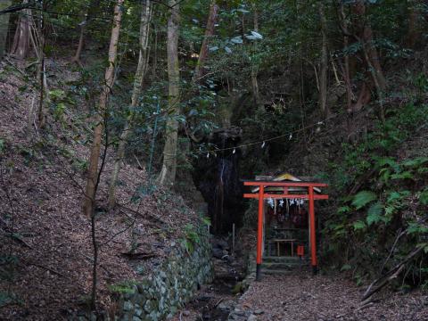 天龍白蛇辨財天と如意輪の滝