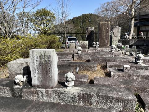 慈母園のモニュメント