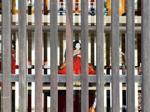 格子窓のお雛さま