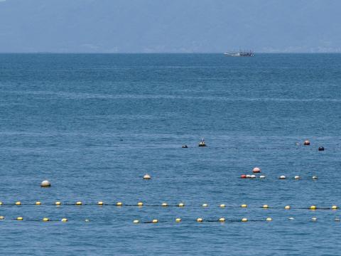 沖のブイ