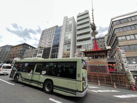 京都市バスと月鉾
