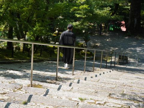 阿弥陀堂前の石段