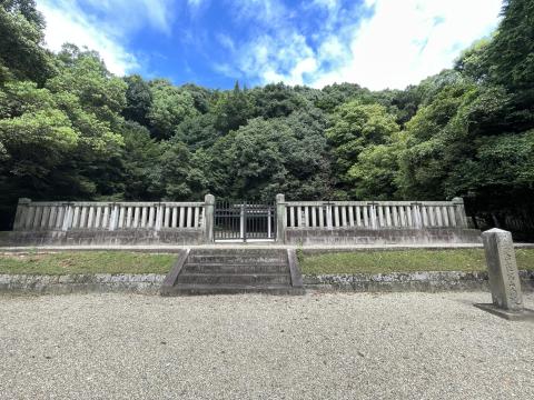 聖武天皇佐保山南陵拝所