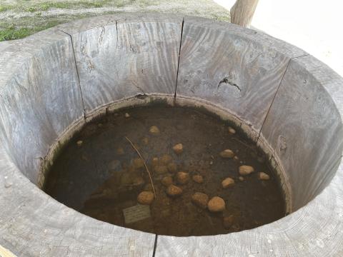 丸太くりぬき井戸