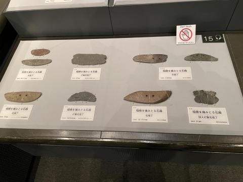 稲穂を摘みとる石器