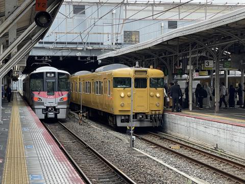 JR西227系500番台と113系