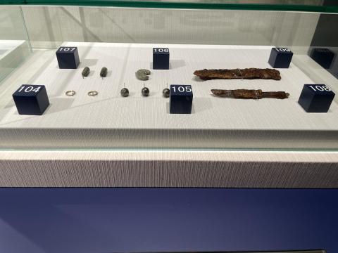 金環、銀製空玉、勾玉、管玉、刀子、鎌