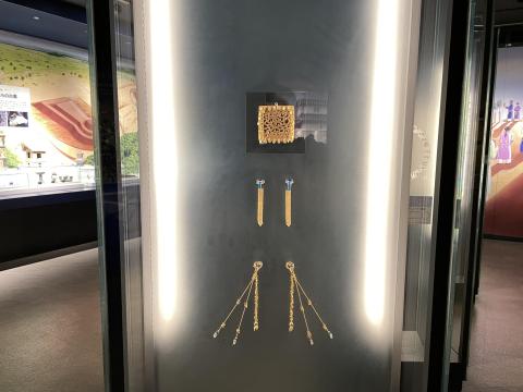 金製龍文方形板、金製螺旋状髪飾り、金製垂飾付耳飾