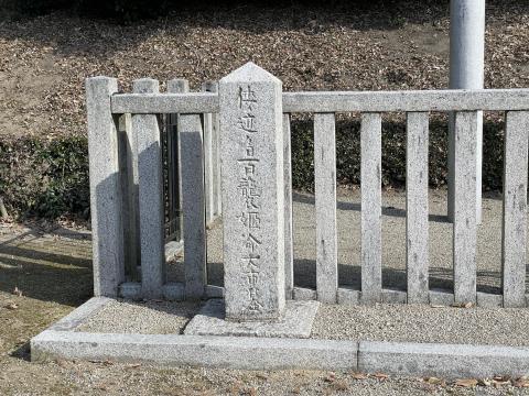 倭迹迹日百襲姫命大市墓