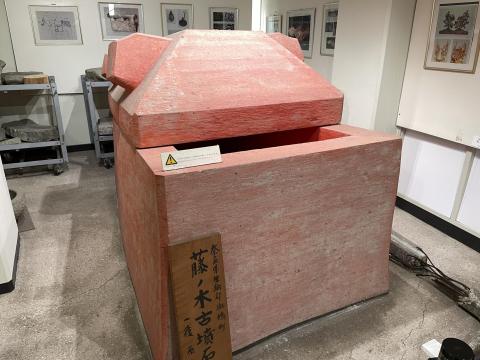 藤ノ木古墳石棺（復元）