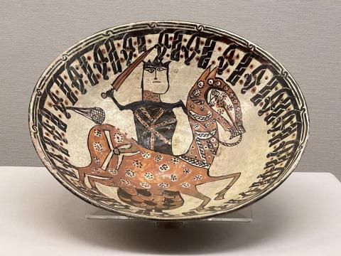 黄白地彩画騎士文鉢