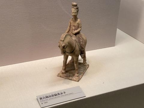 黄白釉加彩騎馬女子