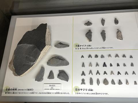 サヌカイト原石と石器