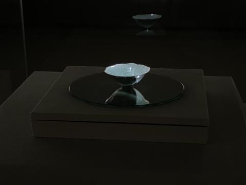 青磁陽刻菊花文椀