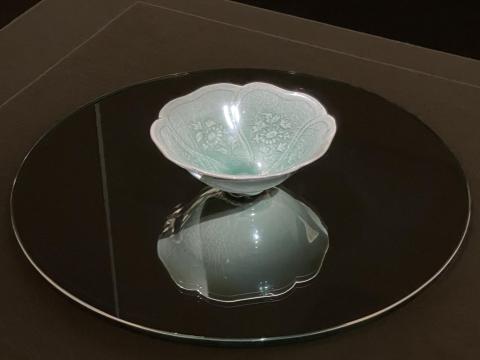 青磁陽刻菊花文椀