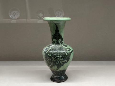 緑釉黒花牡丹文瓶