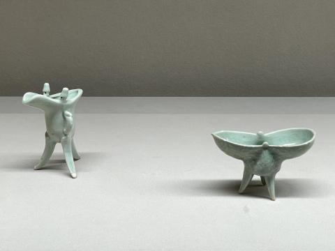 青磁刻花花文爵杯と青磁印花牡丹文爵杯