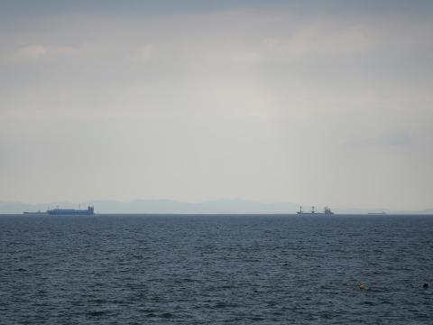 沖止めの貨物船